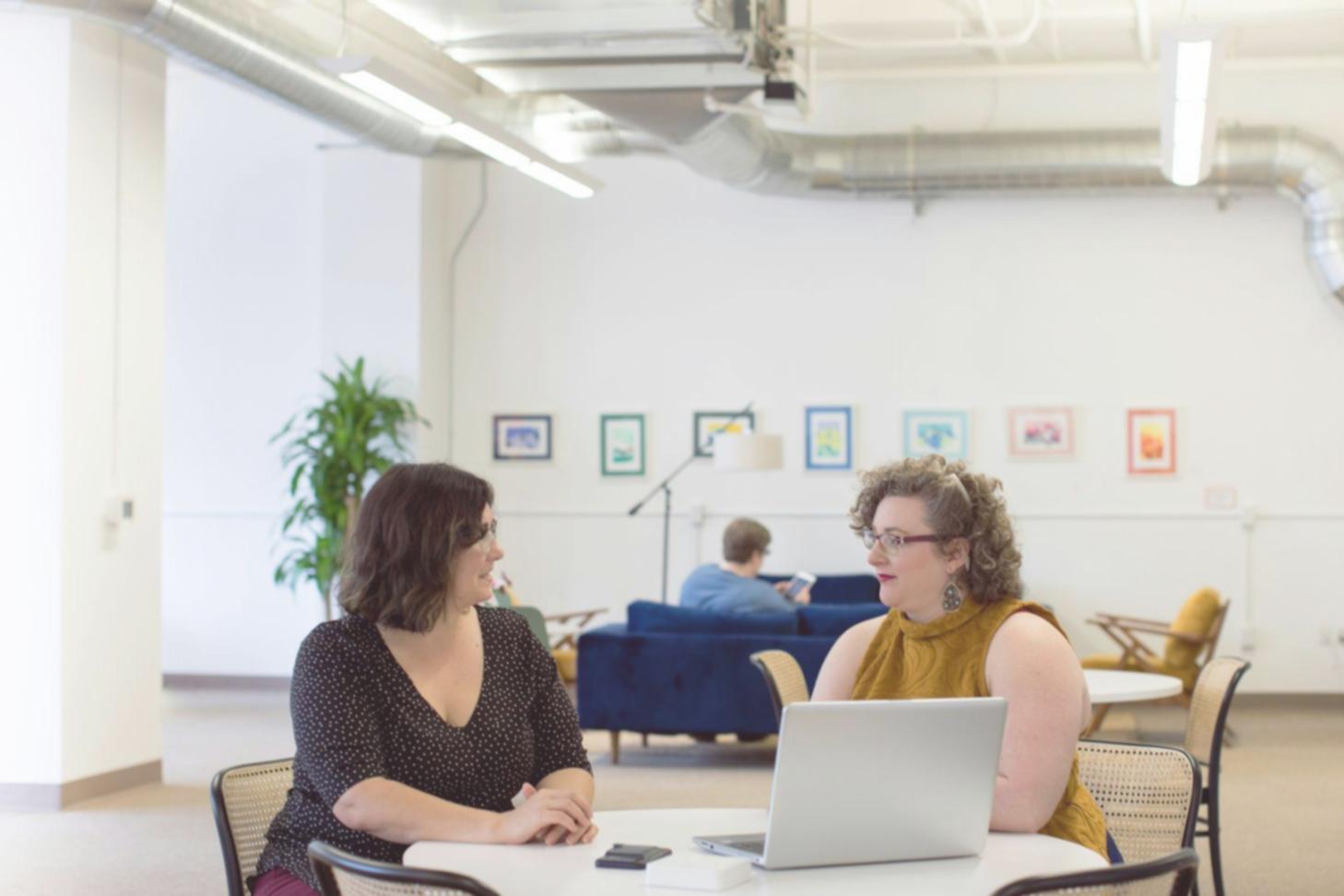Material educativo de finanzas sobre mesa de trabajo