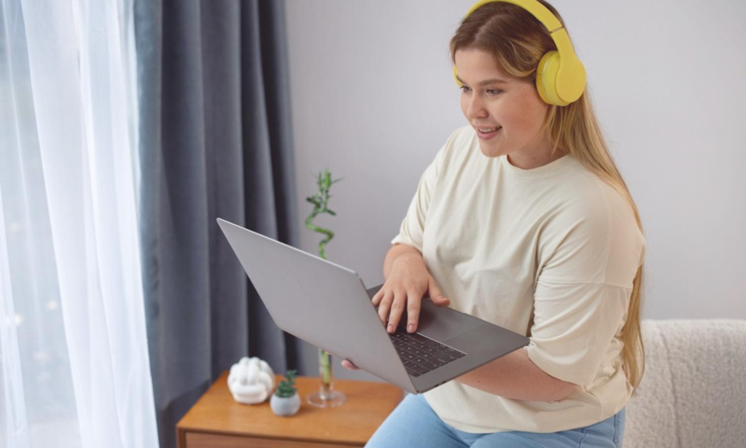 Estudiantes trabajando en ejercicios prácticos